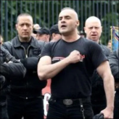 L'une des figures des skinheads parisiens des années 80, rejoint Troisième Voie en 1986. De qui s'agit-il ?