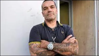 Comment le leader charismatique des Red Warriors s'appelle-t-il ?