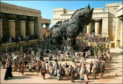 Dans l'Antiquité et selon la légende, quelle cité est envahie grâce à un cheval géant ?
