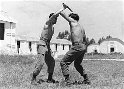 Quelle méthode de combat est inspirée à l'origine par les combats de rue auxquels Imi Lichtenfeld devait se livrer dans les années 1930 à Bratislava pour protéger la communauté juive contre des groupes fascistes ?