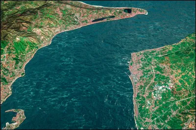 De quelle île le détroit de Messine sépare-t-il la péninsule italienne ?
