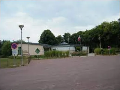 Je vous emmène dans le Ponthieu, à Grand-Laviers. Commune de l'aire d'attraction Abbevilloise , elle se situe dans le département ...
