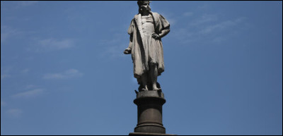 Au milieu d'une place publique, vous voyez une statue d'un homme historique qui est réputé pour être un colonialiste et un esclavagiste. Il est aussi connu comme étant un homme politique qui a fait rayonner la France à l'international. Qu'est-ce que vous inspire cette statue ?