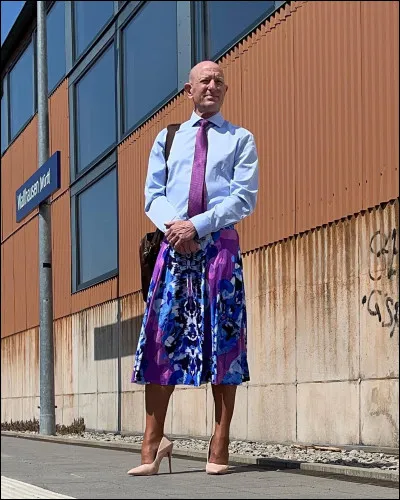 Votre voisin que vous avez toujours appelé "monsieur" vous demande de l'appeler dorénavant "madame". Comment réagissez-vous ?