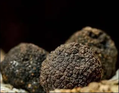 La sueur des aisselles des hommes sécrète une phéromone qui ressemble à celle émise par le cochon mâle pour inciter la truie à s'accoupler ; on la trouve également dans les crottes de lapin.