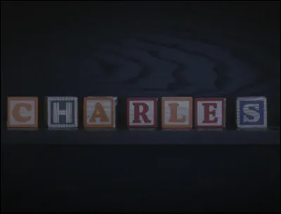 Dans la maison de poupées, dans quel ordre les lettres formant le nom de "Charles" étaient-elles à l'origine ? (saison 6)