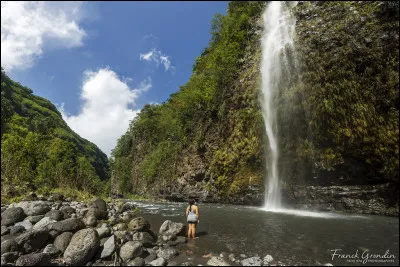 Sur quelle île d'outre-mer française se trouve la cascade Pisse-en-l'air ?
