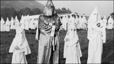 À son apogée, dans les années 1920, combien de membres le Ku Klux Klan comptait-il ?