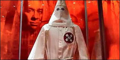 De quels éléments la tenue officielle du Ku Klux Klan se compose-t-elle ?