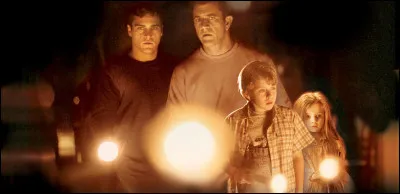 Quel acteur donne la réplique à Mel Gibson dans le film "Signes", sorti en 2002 ?