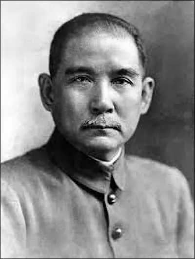 Ce 12 mars, le décès de Sun Yat-sen permet à Tchang Kaï-chek de prendre la direction du Kuomintang puis de diriger la plus grande partie de la Chine : c'était en ...