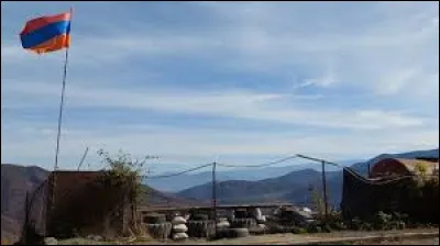 Ce 12 septembre, après des mois d'incidents, prétextant des incursions arméniennes, l'Azerbaïdjan entame une offensive sur la frontière ente les deux pays : c'était en ...