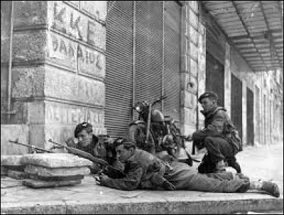 12 février, la guerre civile éclate en Grèce entre l'armée grecque gouvernementale (soutenue par le Royaume-Uni et les États-Unis) et la branche armée du Parti communiste de Grèce : c'était en ...