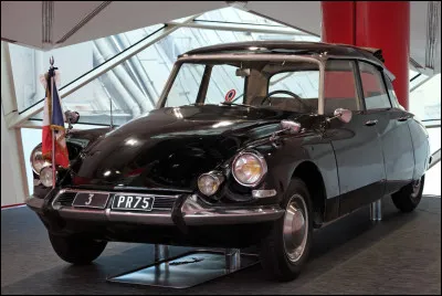 À quelle date a eu lieu l'attentat du Petit-Clamart, visant à assassiner le général Charles de Gaulle, alors qu'il se trouve à bord d'une Citroën DS ?