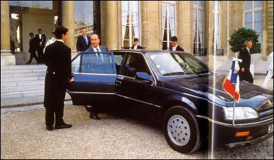 Quel modèle produit par Renault, utilisé par François Mitterrand, reconnaissez-vous sur cette photo ?
