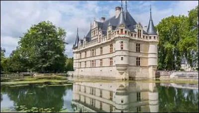 Parmi les 3 départements suivants, lequel ne se situe pas dans les Pays de la Loire ?