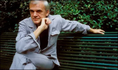 Après avoir été exclu du PC en Tchécoslovaquie, qui est cet écrivain trouvant refuge en France à partir de 1975 ?