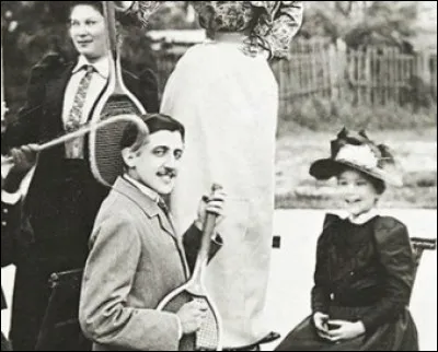 Auteur d'un chef-d'uvre en sept tomes, il fut l'instigateur d'un travail sur la mémoire, l'art, l'amour et la perte. Qui est ce célèbre écrivain ?