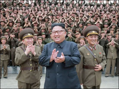 Voici le meilleur pour la fin : Kim Jong Un est "dirigeant suprême", en fonction depuis le 17 décembre 2011 ; il succède à son père Kim Jong-il "dirigeant suprême" de 1994 à sa mort en 2011 qui avait lui-même pris la suite de son père Kim Il-sung qui a dirigé le pays de 1948 à 1994 : dans quel pays sommes-nous ?