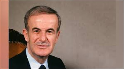 Hafez el-Assad (en photo) a dirigé ce pays, en tant que président de la République, de 1971 à sa mort en juin 2000 ; c'est alors son fils Bachar qui est élu et réélu président :