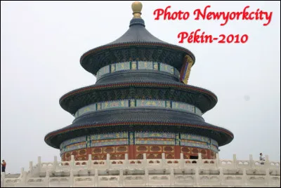 Quel est ce type de bâtiment en P, un ouvrage sur plusieurs niveaux en forme de pyramide, servant de lieu de culte ?