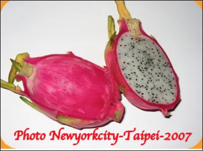 Quel est ce fruit en P à chair blanche avec des pépins et à saveur douce qui provient de différentss cactus ?