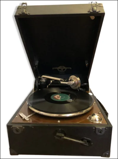 Quel est cet appareil mécanique en P, un procédé ancien de reproduction des son et de musique ?