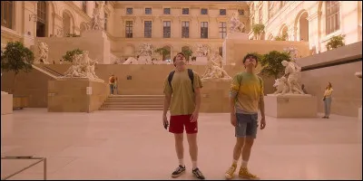 Qu'arrive-t-il à Charlie lors de leur visite au musée du Louvre ?