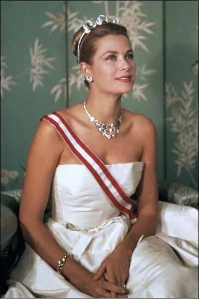 Kelly Grace (1929-1982) , c&eacute;l&egrave;bre actrice am&eacute;ricaine est devenue Fran&ccedil;aise suite &agrave; son mariage avec le prince Rainier III.