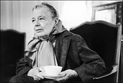 Yourcenar Margueritte (1903-1987) &eacute;tait une femme de lettres et une po&egrave;tesse fran&ccedil;aise naturalis&eacute;e am&eacute;ricaine. Elle fut en 1981 la premi&egrave;re femme &eacute;lue &agrave; l'Acad&eacute;mie fran&ccedil;aise.