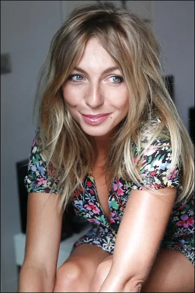 Etasse Am&eacute;lie, actrice fran&ccedil;aise connue pour sa participarion &agrave; la s&eacute;rie t&eacute;l&eacute;vis&eacute;e "plus belle la vie".