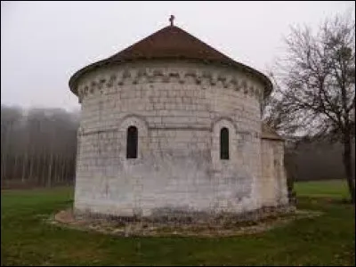 Voici la chapelle Saint-Jean du Liget, à Sennevières. Village de l'arrondissement de Loches, il se situe dans le département ...