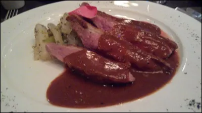 Le canard au sang est une spécialité culinaire de quelle ville ?