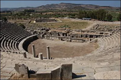 Quelle école a été fondée au VIe siècle av. J.-C. et représentée principalement par trois philosophes de la ville ionienne de Milet, sur la côte de l'Anatolie : Thalès, Anaximandre et Anaximène ?