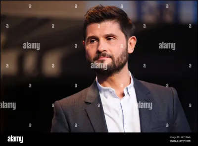 Je suis un présentateur, ni laid, ni petit. Comment me prénomme-t-on ?