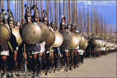 Fantassin de l'armée d'Alexandre, constituant une troupe d'élite de 3 000 vétérans armés de boucliers lamés d'argent. Qui sont-ils ?