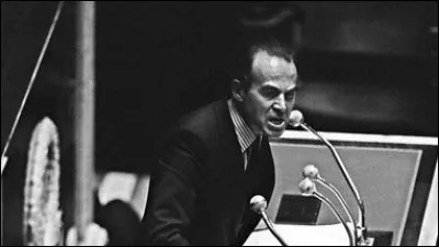 Avec qui Robert Badinter a-t-il défendu cette loi ?