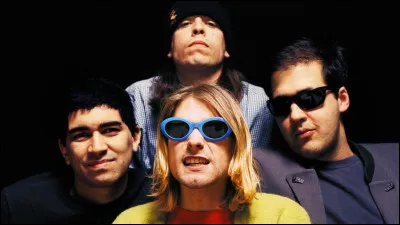 Quel est le nom du groupe américain, formé en 1987 à Aberdeen, dans lÉtat de Washington, qui est considéré comme le plus emblématique du mouvement grunge, avec des chansons comme Smells Like Teen Spirit, Come As You Are ou Lithium ?