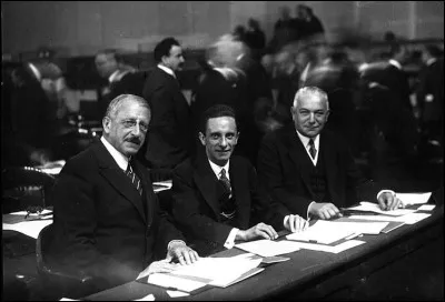 Ce 14 octobre, l'Allemagne du Troisième Reich se retire définitivement de la Conférence du désarmement et annonce également son départ de la Société des Nations : c'était en ...