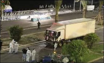 Ce 14 juillet, la ville de Nice est frappée par le terrorisme ; un camion fonce dans la foule ; l'attentat fait 86 morts et 450 blessés ; c'était en ...