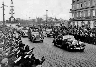 Ce 14 mars, Hitler fait une entrée triomphale à Vienne : c'était en ...