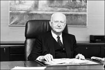 Ce 14 mai, Pierre Pflimlin est investi chef du gouvernement par l'Assemblée nationale alors qu'un Comité de salut public composé de civils et de militaires, présidé par le général Massu, s'est constitué la veille à Alger : c'était en ...