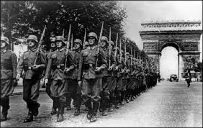 En 1940, l'armée allemande, entrée dans Paris, défile sur les avenues de la capitale française : c'était le 14 ...
