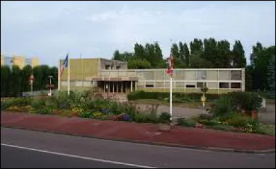 Dans quel département est située la ville de Paron ?