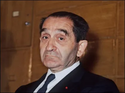 Qui admire-t-il à gauche ?