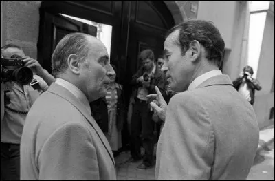 Lorsque François Mitterrand est élu en mai 1981, quel poste occupe Robert Badinter ?