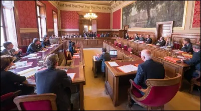 Suite à un remaniement ministériel en 1986, quel poste occupe-t-il ensuite ?