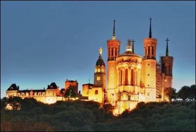 Ironie de l'histoire, robert Badinter meurt le jour anniversaire de l'arrestation de son père sous ses yeux par la Gestapo le 9 février. Dans quelle ville se déroule ce tragique évènement de 1943 ?