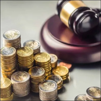 Dans quel secteur du droit Robert Badinter se fait-il connaître dans les années 50 ?