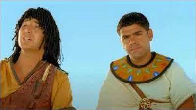 Dans le film "Astérix et Obélix : Mission Cléopâtre", qui incarne Otis dont le monologue est devenu culte ?